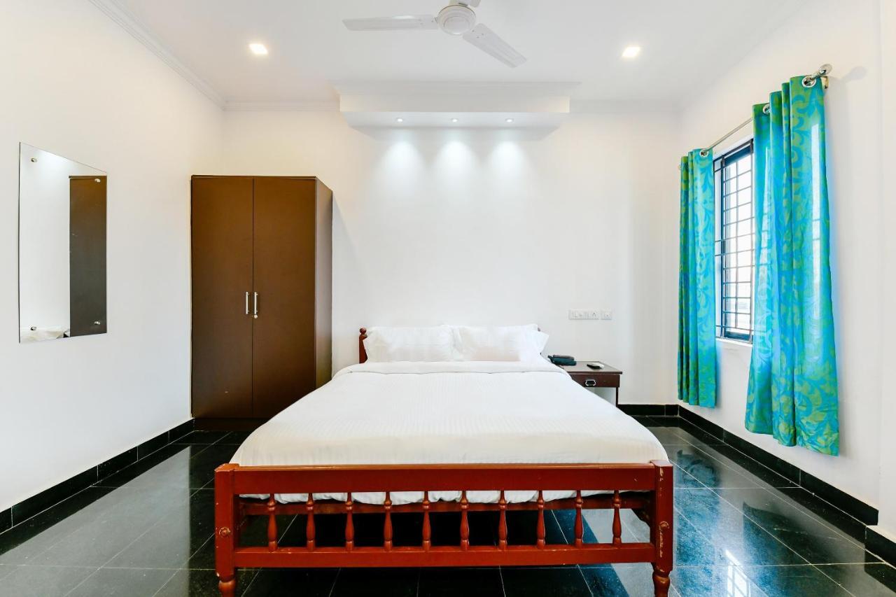 Spot On 39480 Vattekad Tourist Home Kakkanad Bagian luar foto