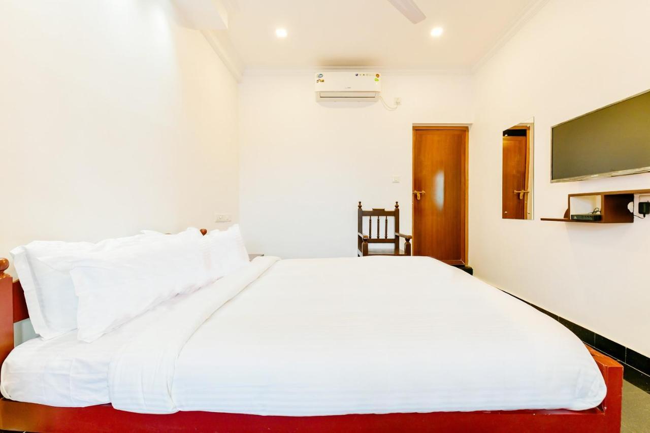 Spot On 39480 Vattekad Tourist Home Kakkanad Bagian luar foto