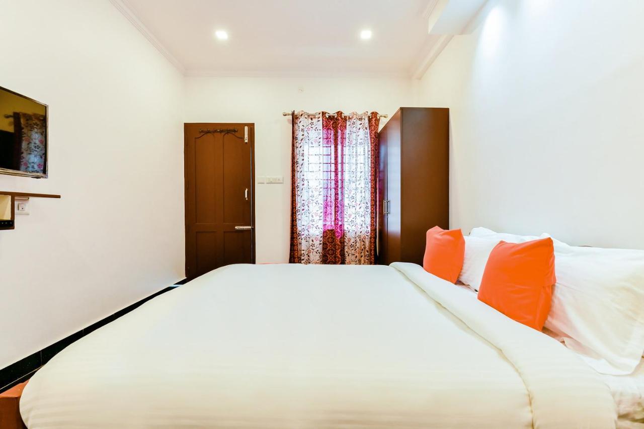 Spot On 39480 Vattekad Tourist Home Kakkanad Bagian luar foto