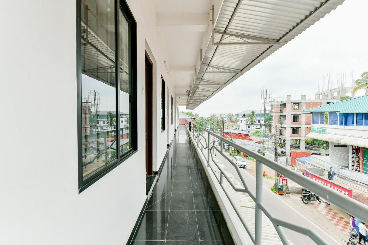 Spot On 39480 Vattekad Tourist Home Kakkanad Bagian luar foto