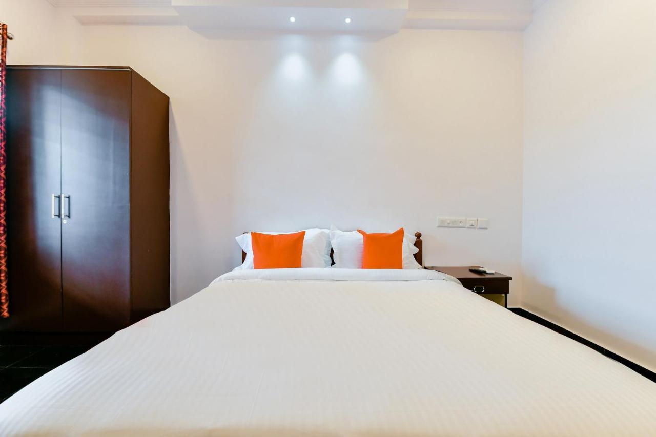 Spot On 39480 Vattekad Tourist Home Kakkanad Bagian luar foto