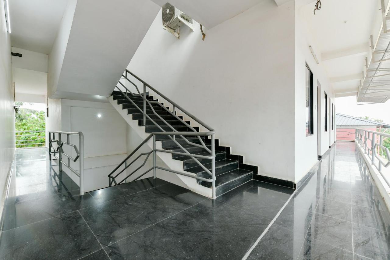 Spot On 39480 Vattekad Tourist Home Kakkanad Bagian luar foto