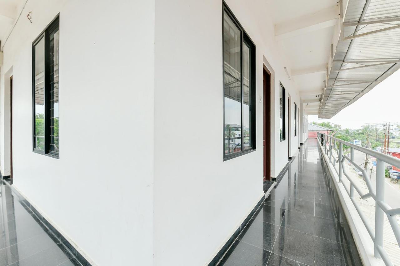 Spot On 39480 Vattekad Tourist Home Kakkanad Bagian luar foto