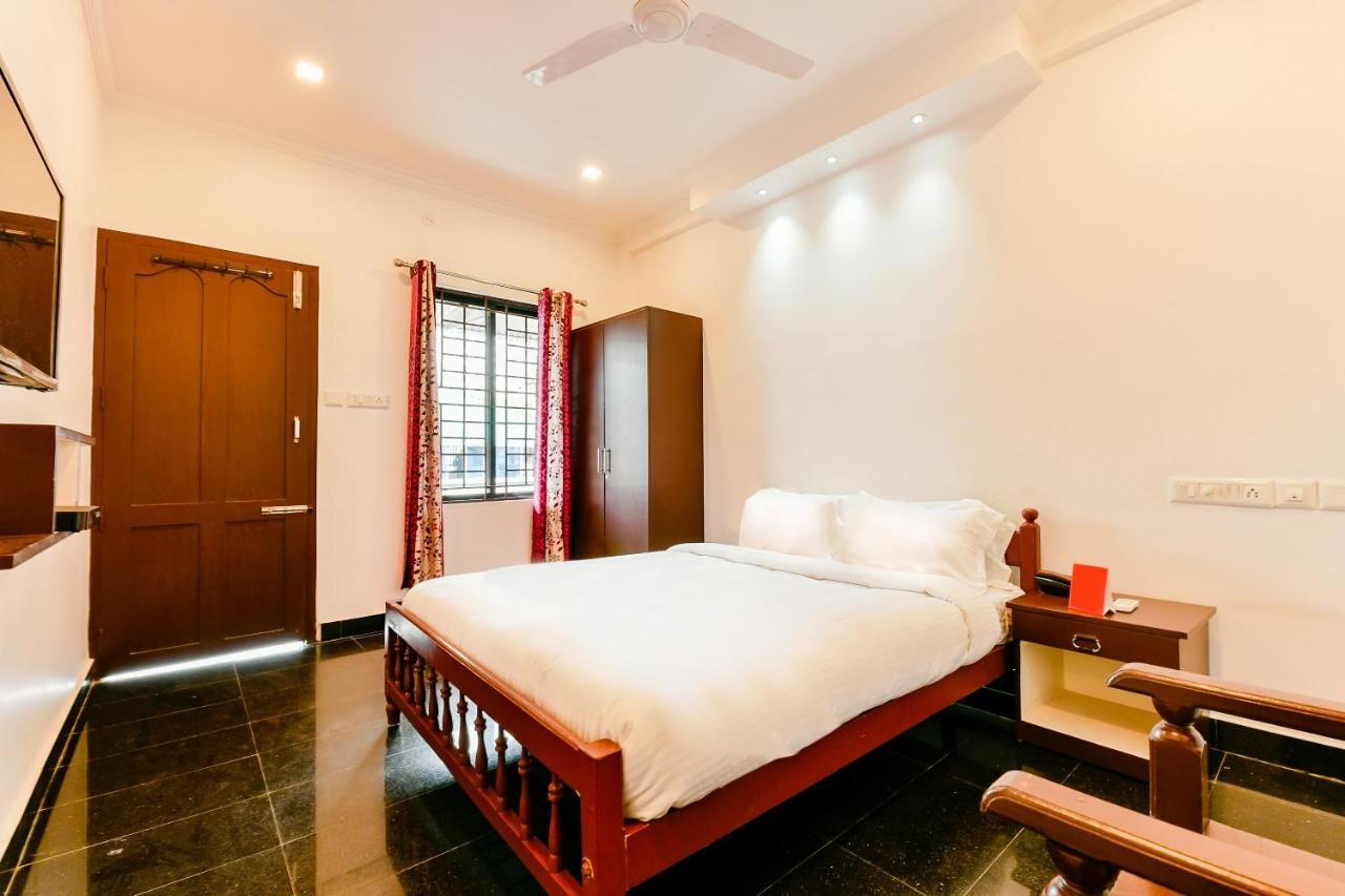 Spot On 39480 Vattekad Tourist Home Kakkanad Bagian luar foto